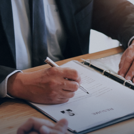 Entenda se vale a pena investir em consultoria de recrutamento e seleção, seus benefícios e fatores para decisões informadas em gestão de RH.