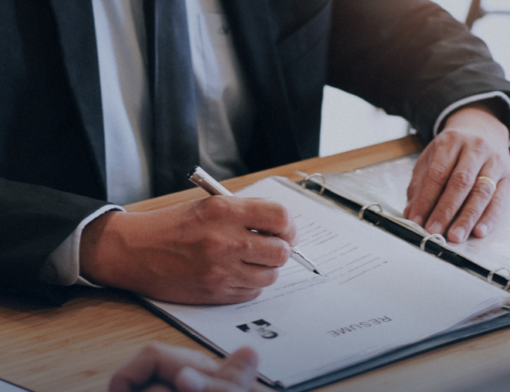 Entenda se vale a pena investir em consultoria de recrutamento e seleção, seus benefícios e fatores para decisões informadas em gestão de RH.